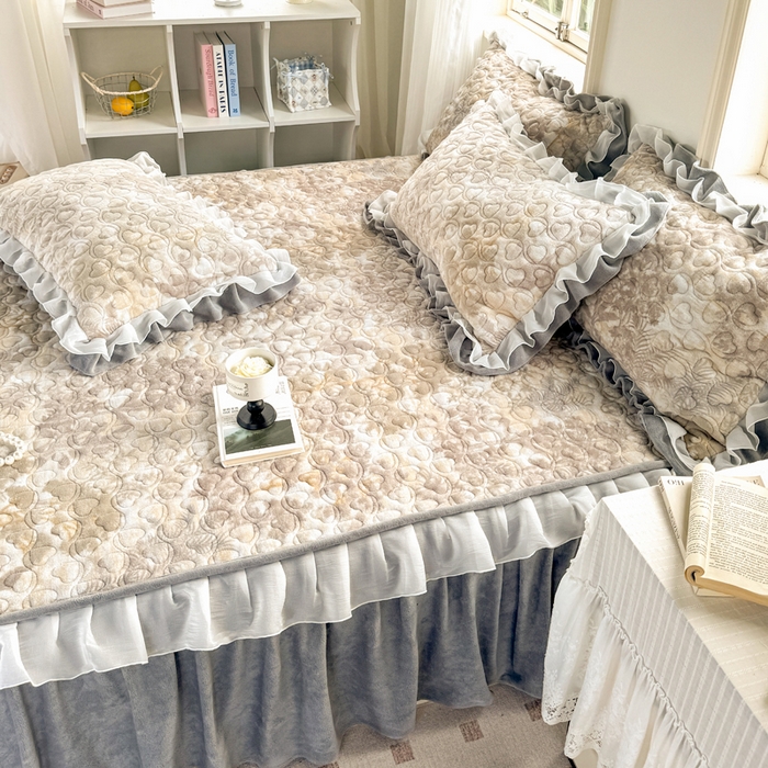 91家纺网 家纺一手货源 找家纺 禧缘家纺（原梦想家） 2025新款夹棉双层花边牛奶绒单被套系列 雾都茶花