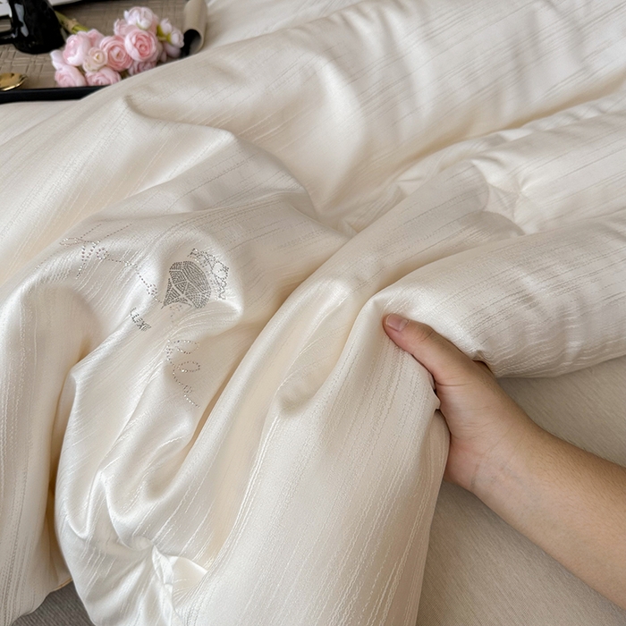 91家纺网 家纺一手货源 找家纺 总 雅高家居 凯撒—2025新款A类云彩丝大提花蚕丝蛋白冬被被子被芯轻奢高档被子,凯撒白 ,凯撒粉