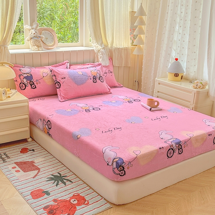 91家纺网 家纺一手货源 找家纺 家贝爱 2025新款高克重加厚牛奶绒床笠单床笠床笠单品 哈喽小兔粉