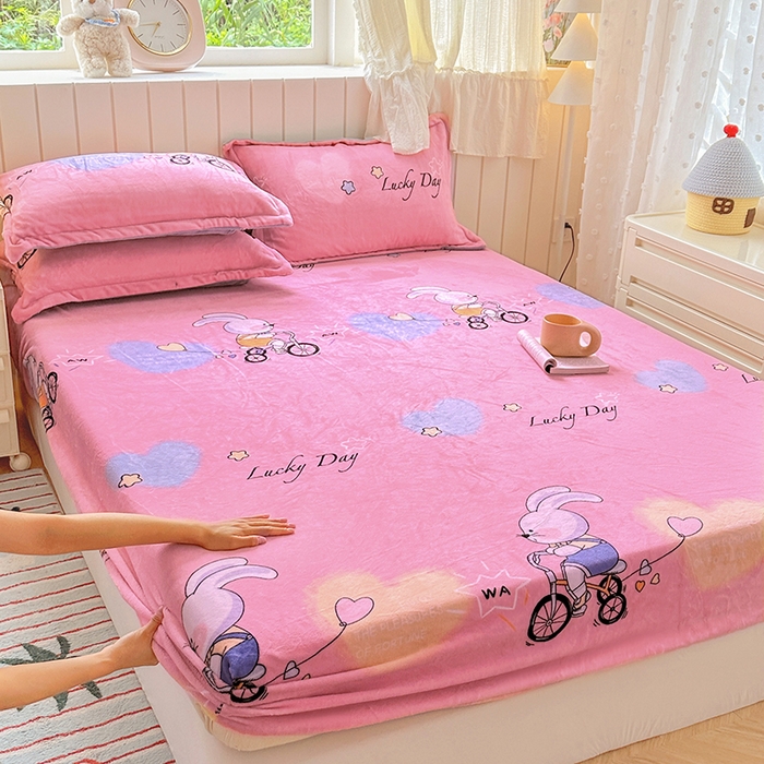 91家纺网 家纺一手货源 找家纺 家贝爱 2025新款高克重加厚牛奶绒床笠单床笠床笠单品 哈喽小兔粉