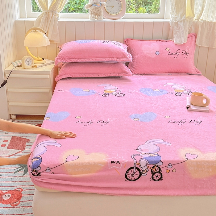 91家纺网 家纺一手货源 找家纺 家贝爱 2025新款高克重加厚牛奶绒床笠单床笠床笠单品 哈喽小兔粉