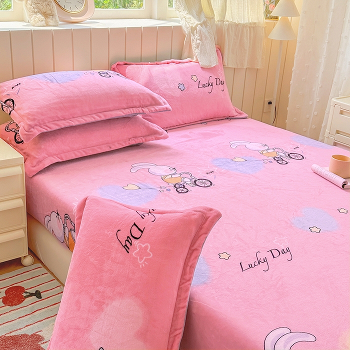 91家纺网 家纺一手货源 找家纺 家贝爱 2025新款高克重加厚牛奶绒床笠单床笠床笠单品 哈喽小兔粉