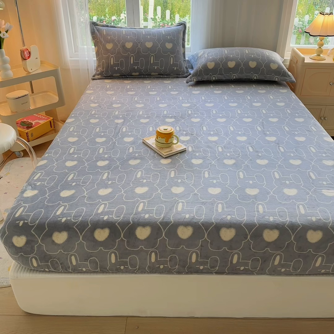 91家纺网 家纺一手货源 找家纺 家贝爱 2025新款高克重加厚牛奶绒床笠单床笠床笠单品 狂欢兔