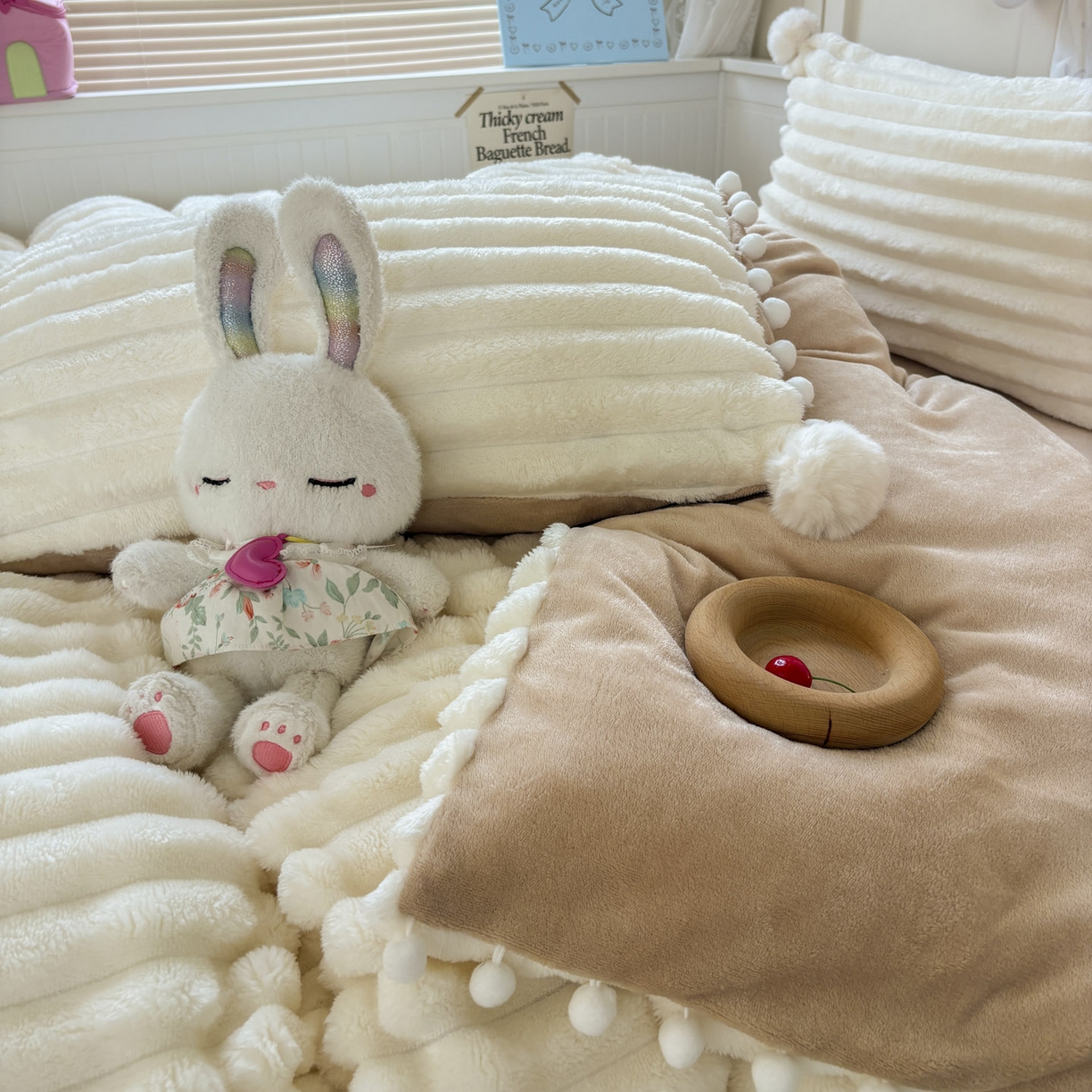 91家纺网 家纺一手货源 找家纺 （总）潮邦创意家居 2025新款宽条小球工艺款牛奶绒四件套-绒条织梦系列