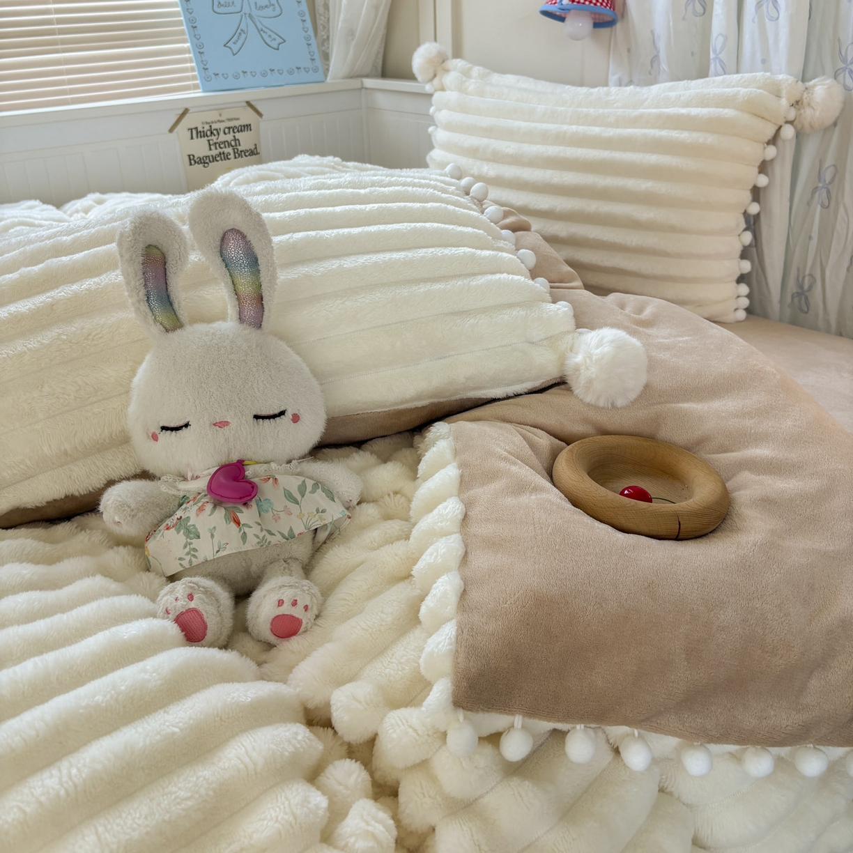 91家纺网 家纺一手货源 找家纺 （总）潮邦创意家居 2025新款宽条小球工艺款牛奶绒四件套-绒条织梦系列