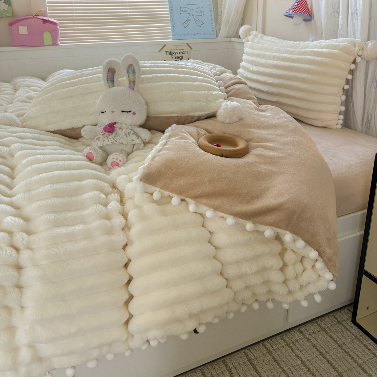 91家纺网 家纺一手货源 找家纺 （总）潮邦创意家居 2025新款宽条小球工艺款牛奶绒四件套-绒条织梦系列