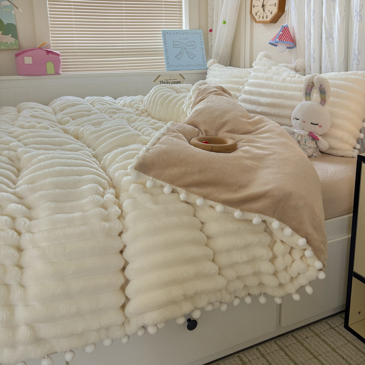 91家纺网 家纺一手货源 找家纺 （总）潮邦创意家居 2025新款宽条小球工艺款牛奶绒四件套-绒条织梦系列