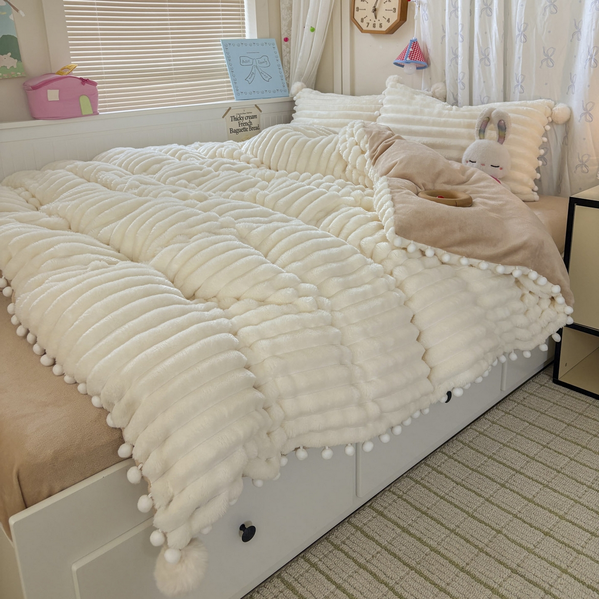 91家纺网 家纺一手货源 找家纺 （总）潮邦创意家居 2025新款宽条小球工艺款牛奶绒四件套-绒条织梦系列