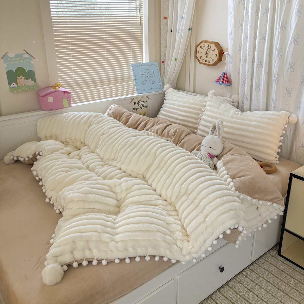 91家纺网 家纺一手货源 找家纺 潮邦创意家居 2025新款宽条小球工艺款牛奶绒四件套-绒条织梦系列 绒条织梦-米白驼