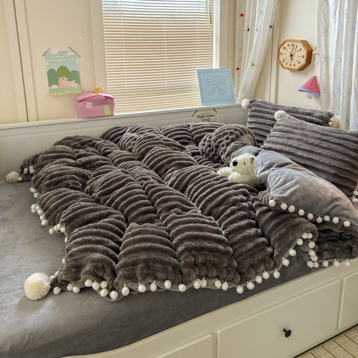 91家纺网 家纺一手货源 找家纺 潮邦创意家居 2025新款宽条小球工艺款牛奶绒四件套-绒条织梦系列 绒条织梦-浅灰