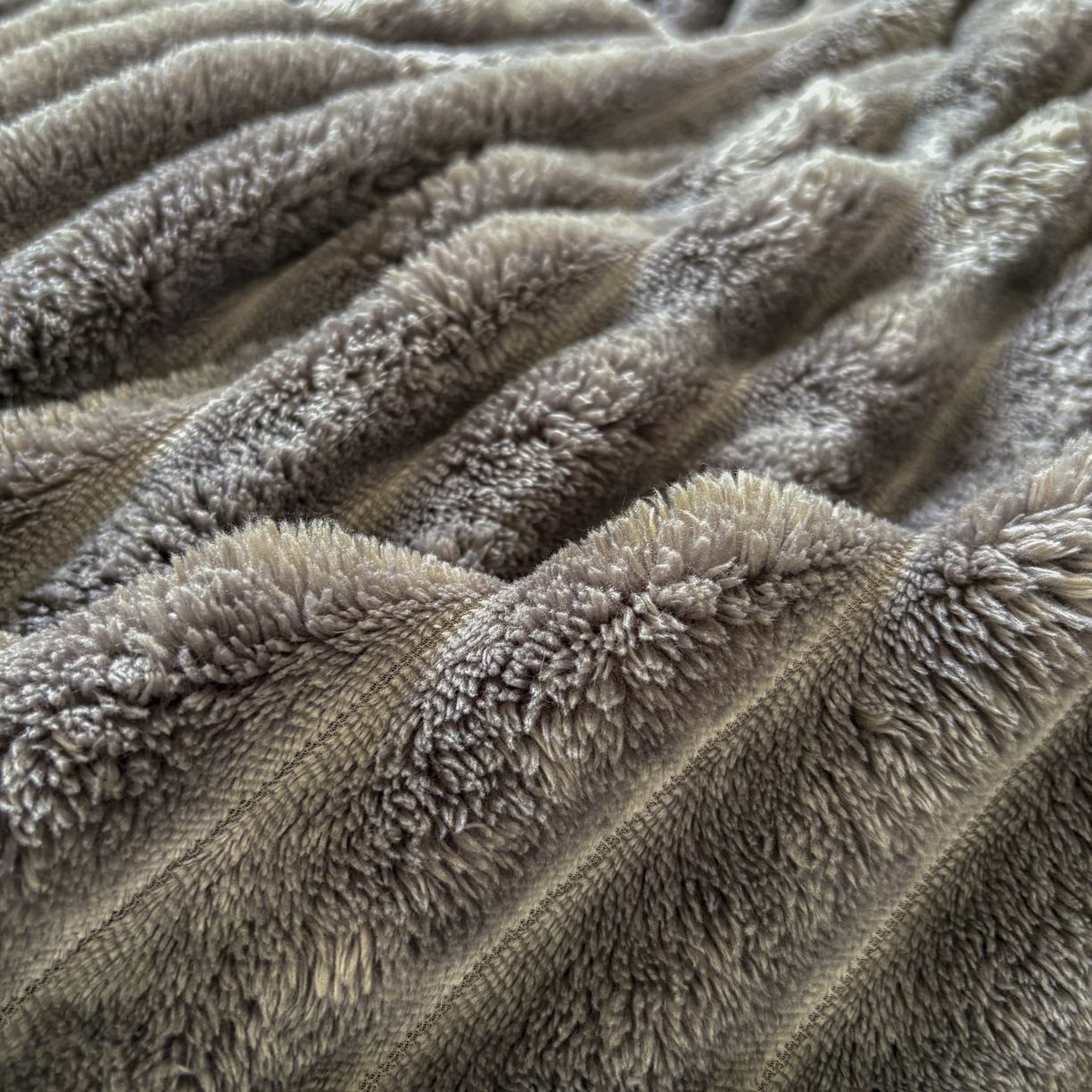 91家纺网 家纺一手货源 找家纺 潮邦创意家居 2025新款宽条小球工艺款牛奶绒四件套-绒条织梦系列 绒条织梦-浅灰