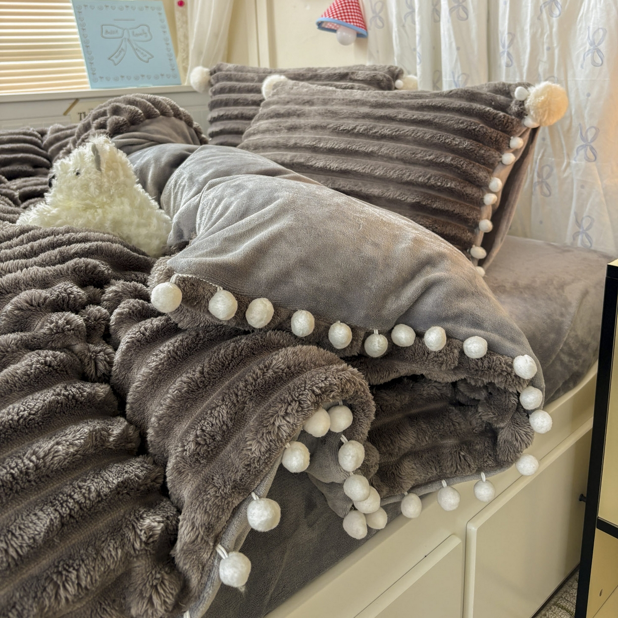 91家纺网 家纺一手货源 找家纺 潮邦创意家居 2025新款宽条小球工艺款牛奶绒四件套-绒条织梦系列 绒条织梦-浅灰