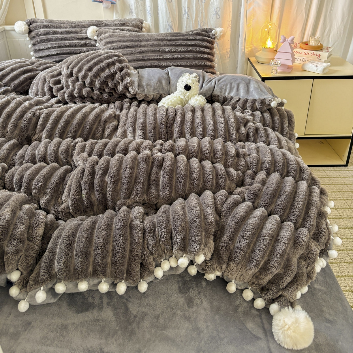 91家纺网 家纺一手货源 找家纺 潮邦创意家居 2025新款宽条小球工艺款牛奶绒四件套-绒条织梦系列 绒条织梦-浅灰