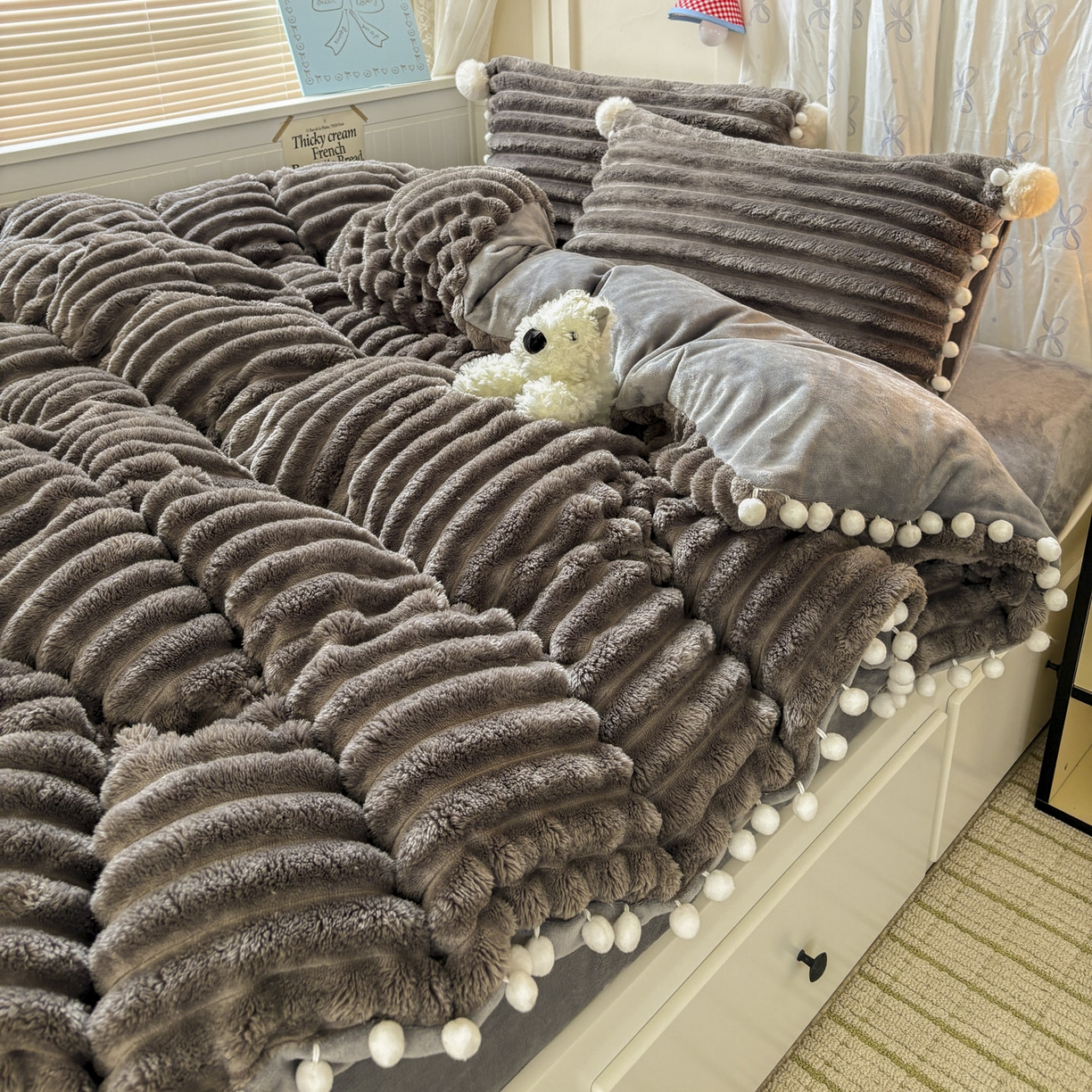 91家纺网 家纺一手货源 找家纺 潮邦创意家居 2025新款宽条小球工艺款牛奶绒四件套-绒条织梦系列 绒条织梦-浅灰