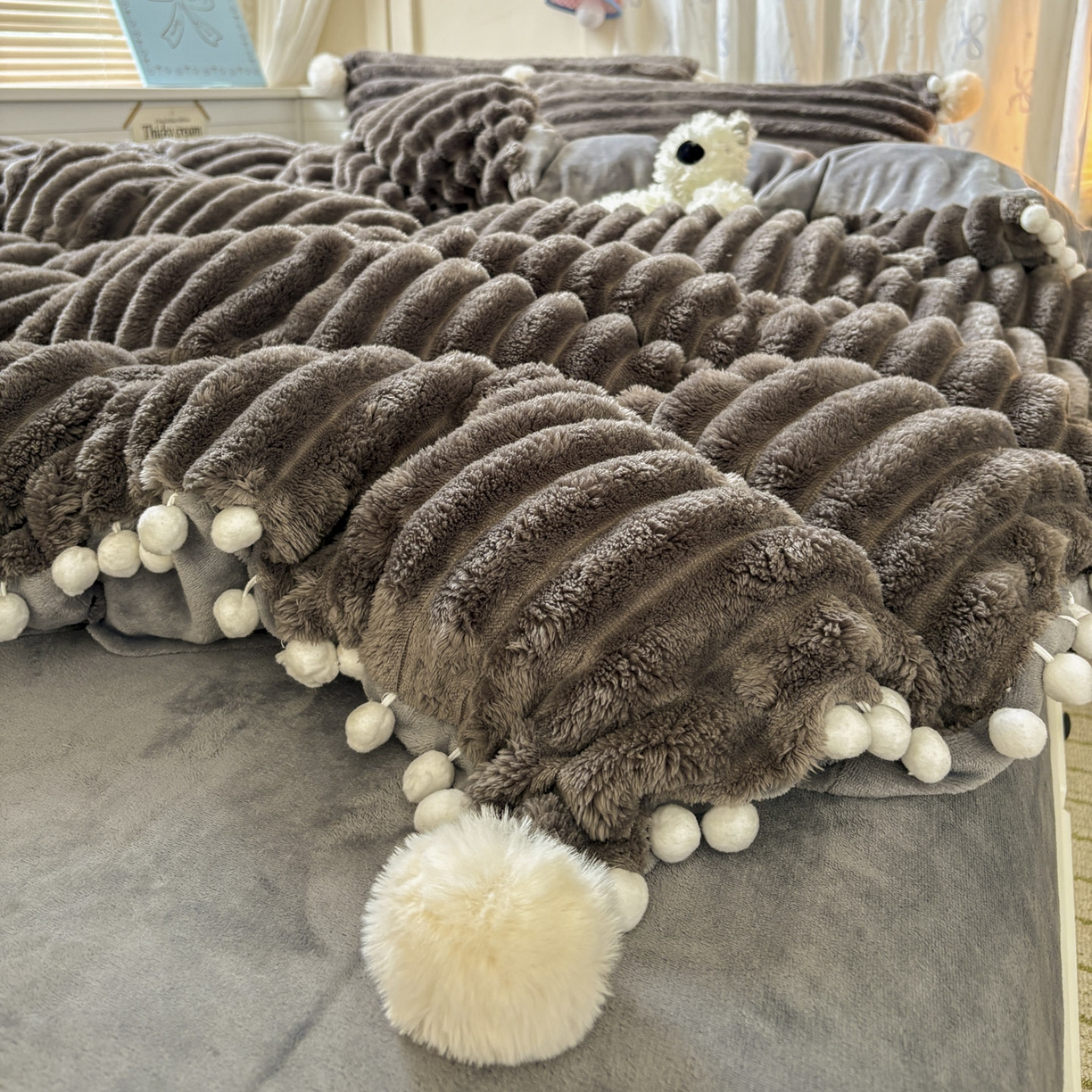 91家纺网 家纺一手货源 找家纺 潮邦创意家居 2025新款宽条小球工艺款牛奶绒四件套-绒条织梦系列 绒条织梦-浅灰