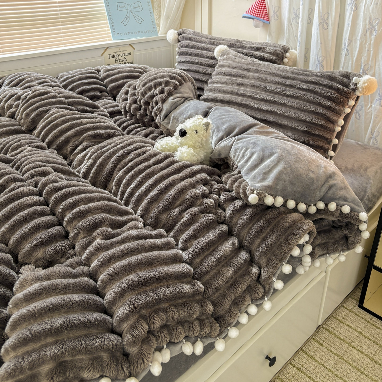 91家纺网 家纺一手货源 找家纺 潮邦创意家居 2025新款宽条小球工艺款牛奶绒四件套-绒条织梦系列 绒条织梦-浅灰