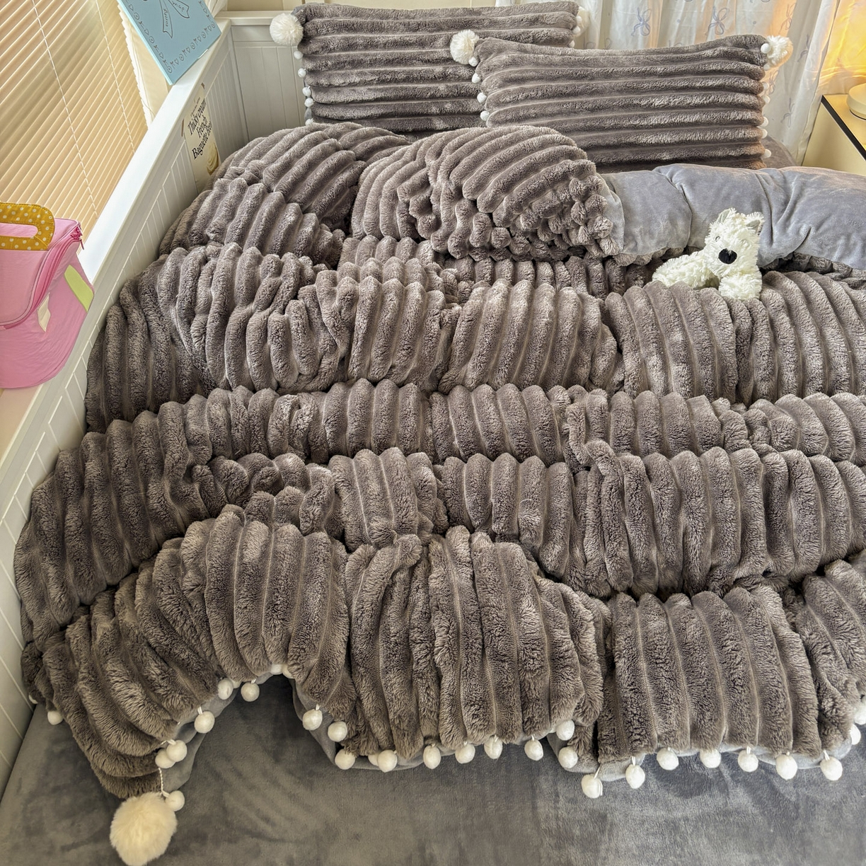 91家纺网 家纺一手货源 找家纺 潮邦创意家居 2025新款宽条小球工艺款牛奶绒四件套-绒条织梦系列 绒条织梦-浅灰