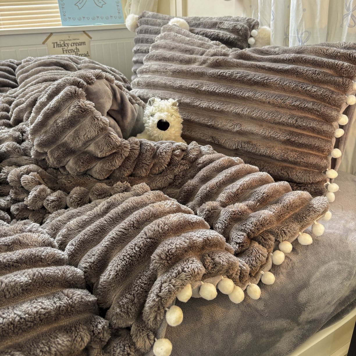 91家纺网 家纺一手货源 找家纺 潮邦创意家居 2025新款宽条小球工艺款牛奶绒四件套-绒条织梦系列 绒条织梦-浅灰