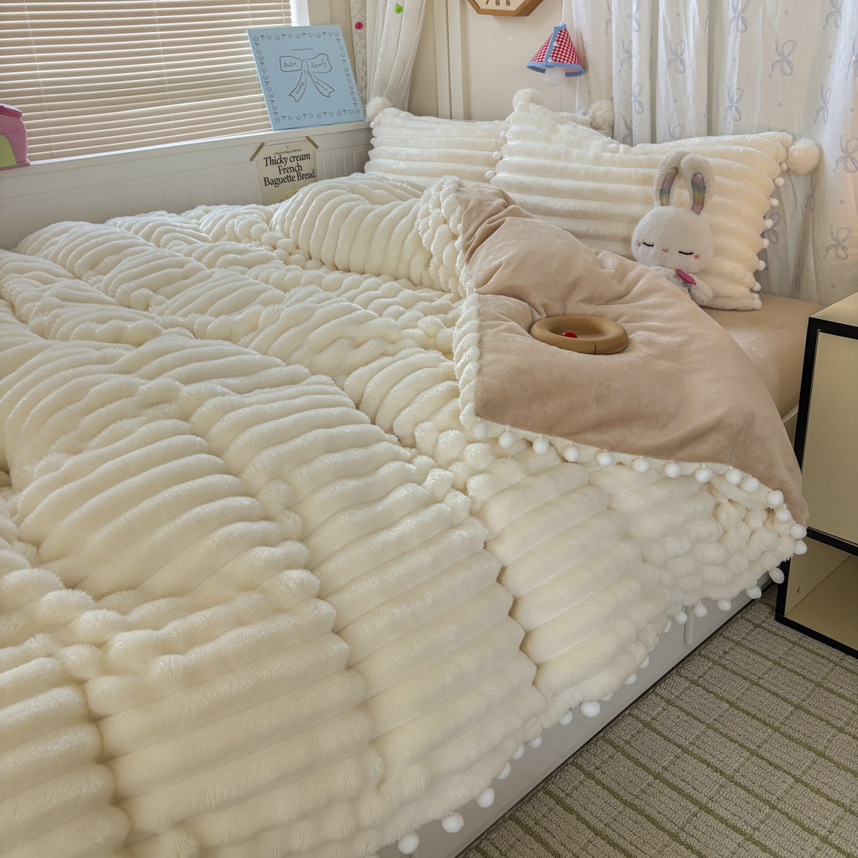 91家纺网 家纺一手货源 找家纺 潮邦创意家居 2025新款宽条小球工艺款牛奶绒四件套-绒条织梦系列 绒条织梦-米白驼