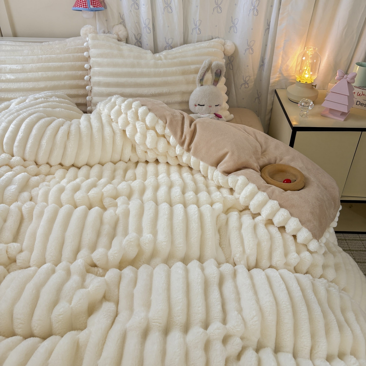 91家纺网 家纺一手货源 找家纺 潮邦创意家居 2025新款宽条小球工艺款牛奶绒四件套-绒条织梦系列 绒条织梦-米白驼