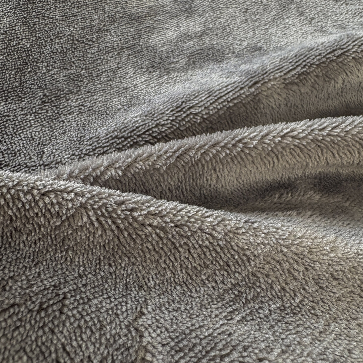 91家纺网 家纺一手货源 找家纺 潮邦创意家居 2025新款宽条小球工艺款牛奶绒四件套-绒条织梦系列 绒条织梦-浅灰