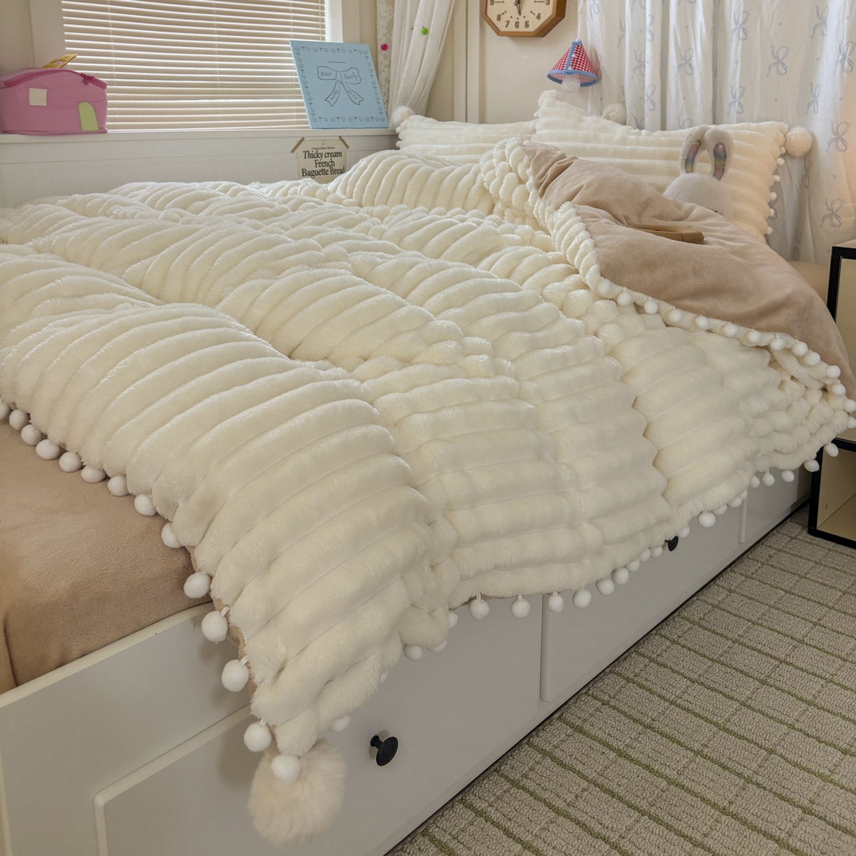 91家纺网 家纺一手货源 找家纺 潮邦创意家居 2025新款宽条小球工艺款牛奶绒四件套-绒条织梦系列 绒条织梦-米白驼