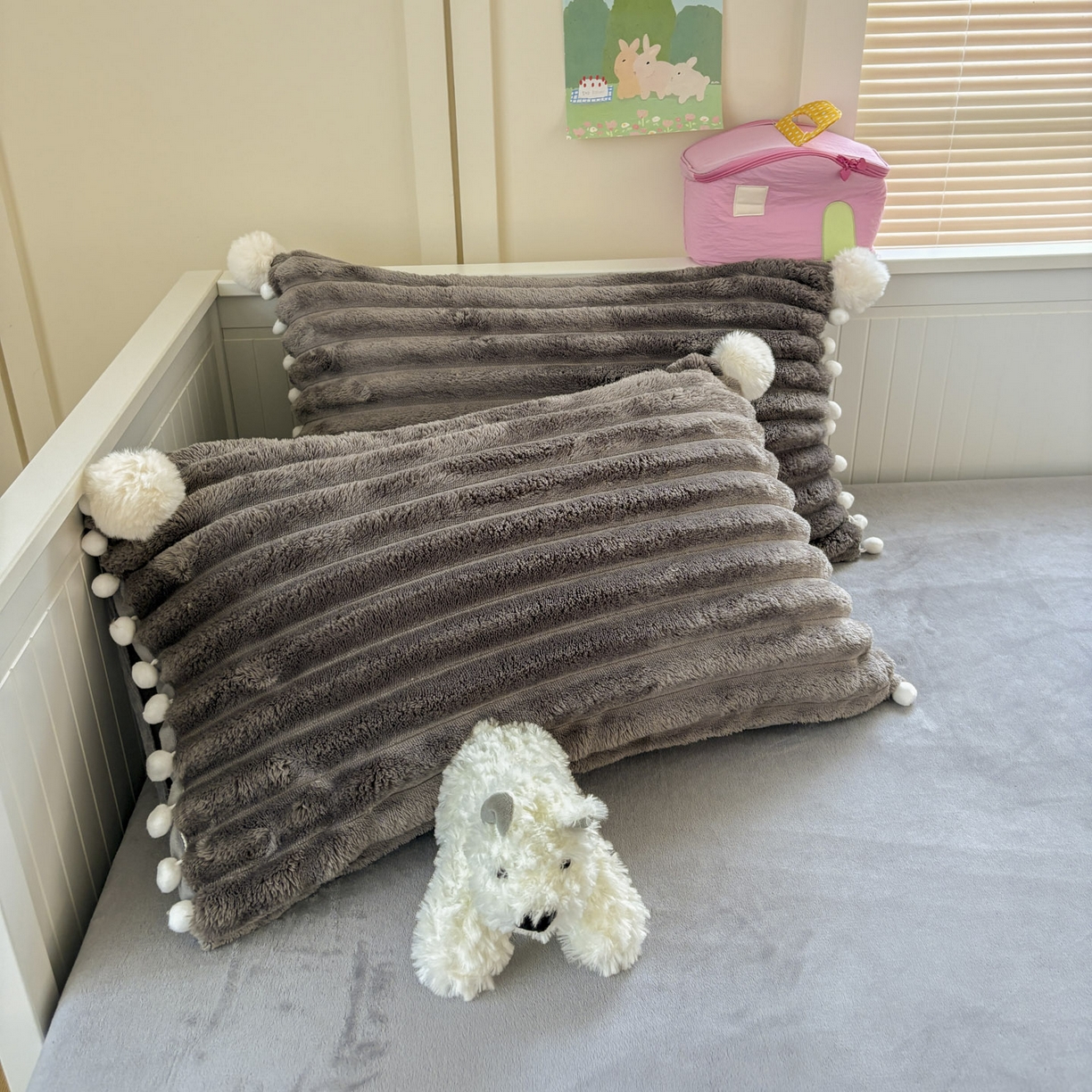 91家纺网 家纺一手货源 找家纺 潮邦创意家居 2025新款宽条小球工艺款牛奶绒四件套-绒条织梦系列 绒条织梦-浅灰