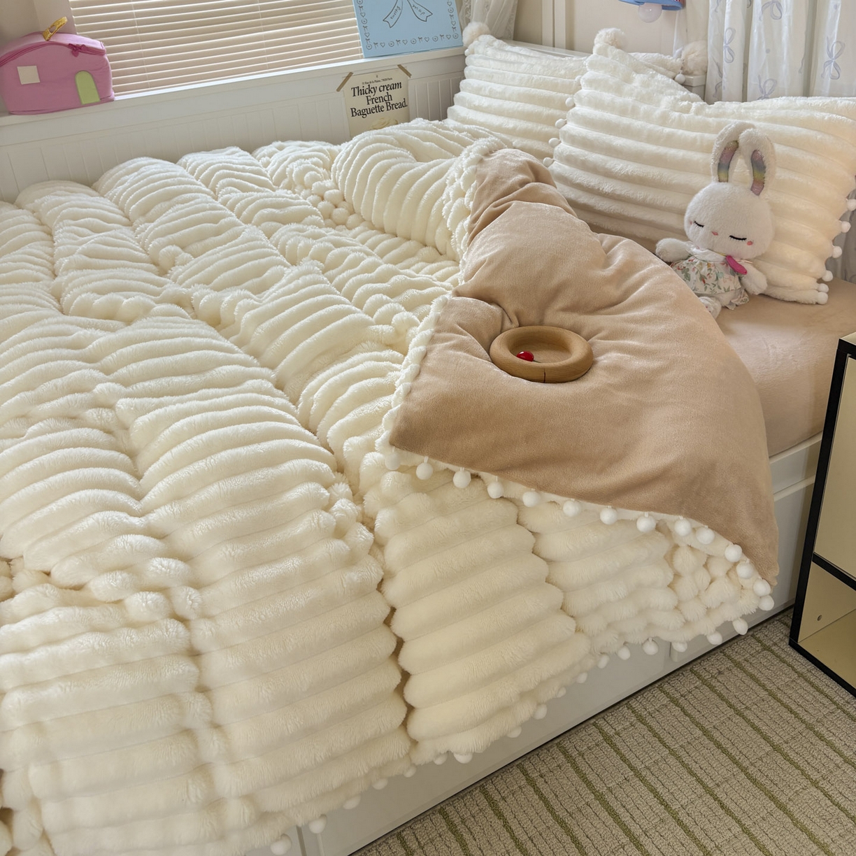 91家纺网 家纺一手货源 找家纺 潮邦创意家居 2025新款宽条小球工艺款牛奶绒四件套-绒条织梦系列 绒条织梦-米白驼