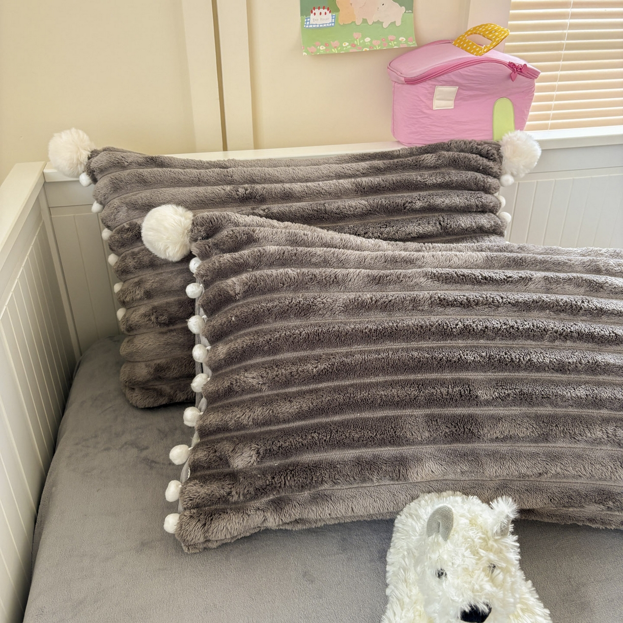 91家纺网 家纺一手货源 找家纺 潮邦创意家居 2025新款宽条小球工艺款牛奶绒四件套-绒条织梦系列 绒条织梦-浅灰