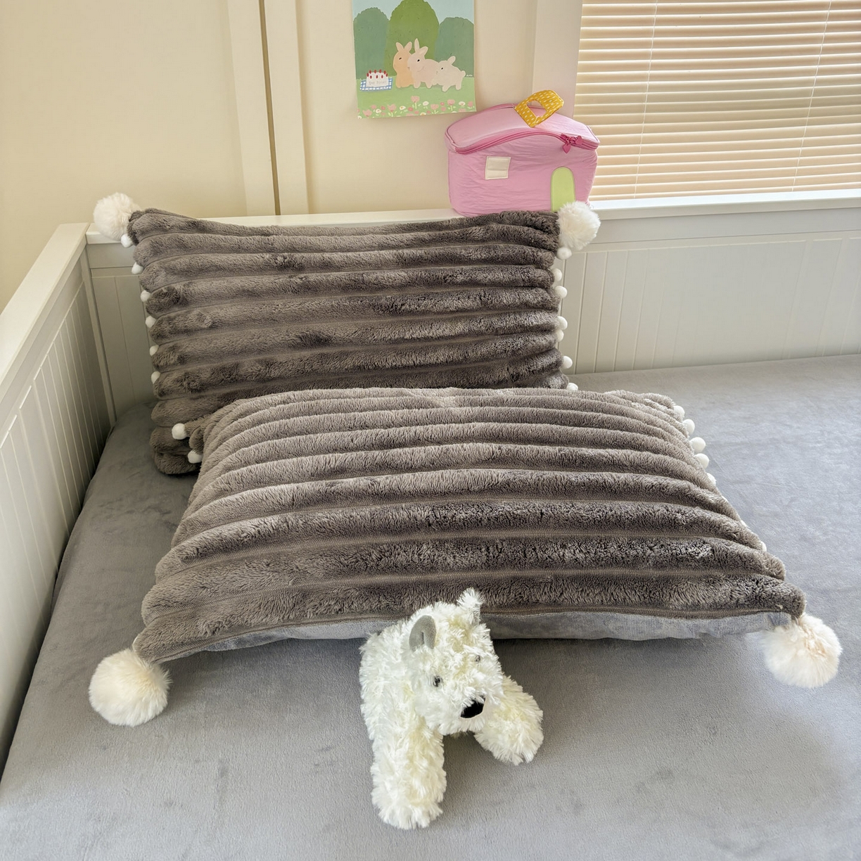 91家纺网 家纺一手货源 找家纺 潮邦创意家居 2025新款宽条小球工艺款牛奶绒四件套-绒条织梦系列 绒条织梦-浅灰