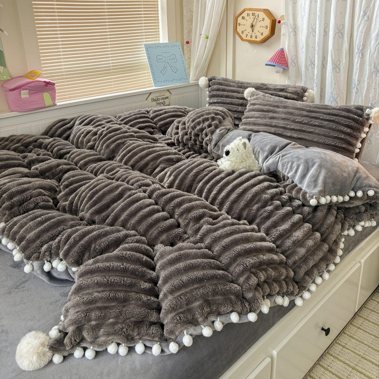 91家纺网 家纺一手货源 找家纺 潮邦创意家居 2025新款宽条小球工艺款牛奶绒四件套-绒条织梦系列 绒条织梦-浅灰