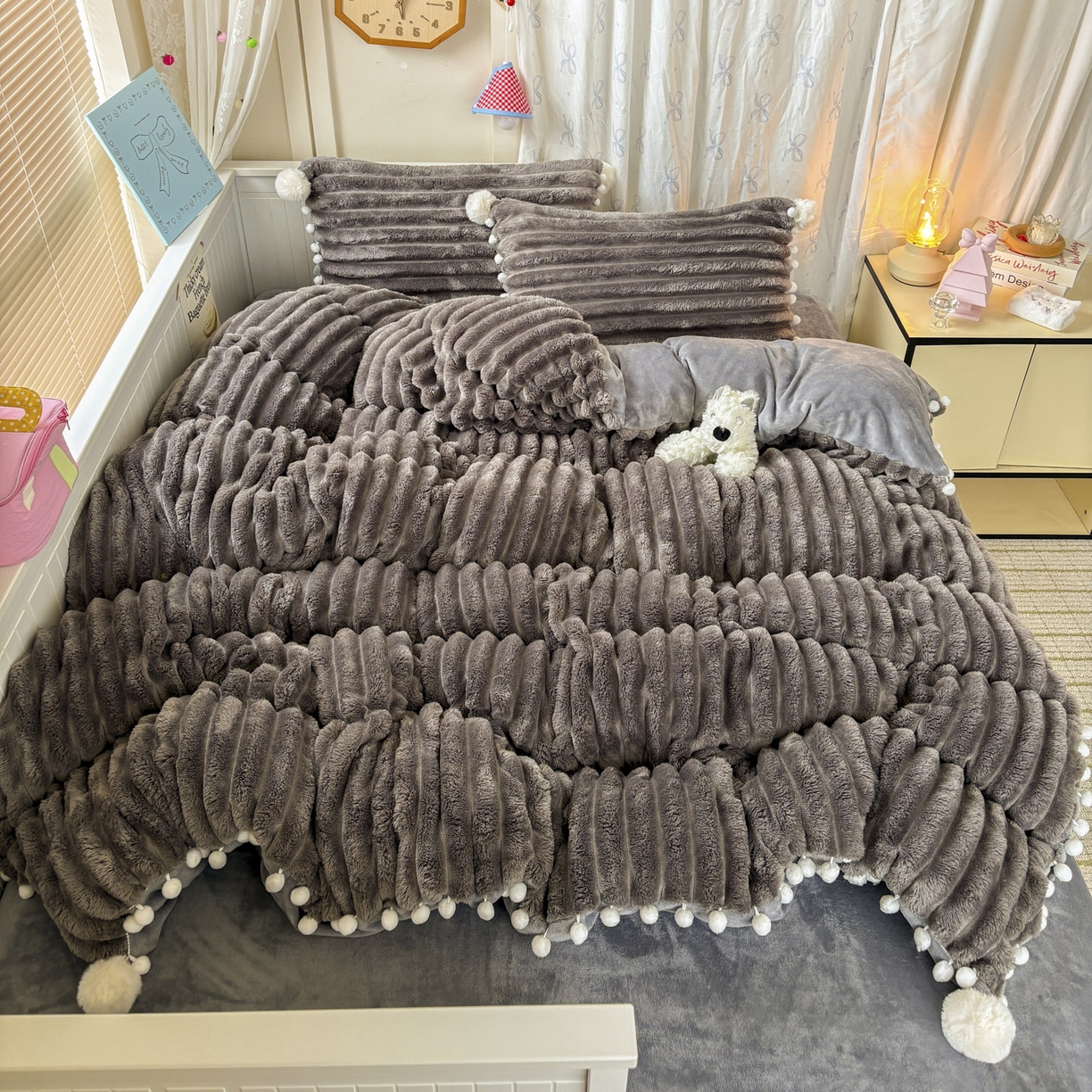 91家纺网 家纺一手货源 找家纺 潮邦创意家居 2025新款宽条小球工艺款牛奶绒四件套-绒条织梦系列 绒条织梦-浅灰