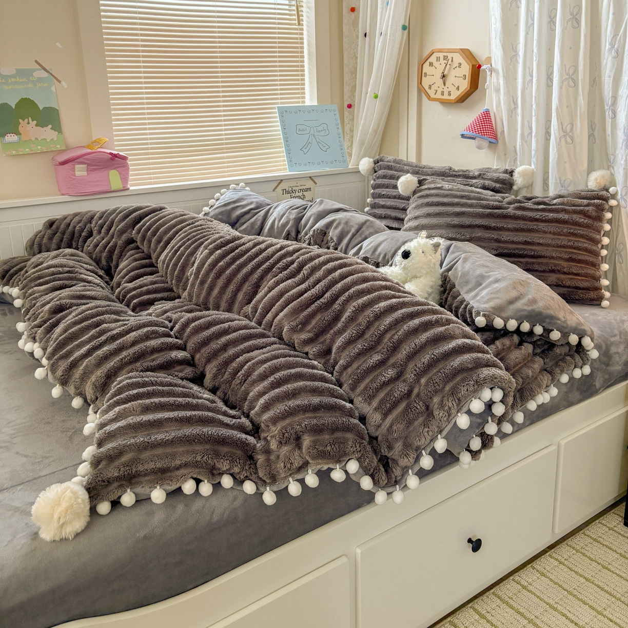 潮邦创意家居 2025新款宽条小球工艺款牛奶绒四件套-绒条织梦系列 绒条织梦-浅灰