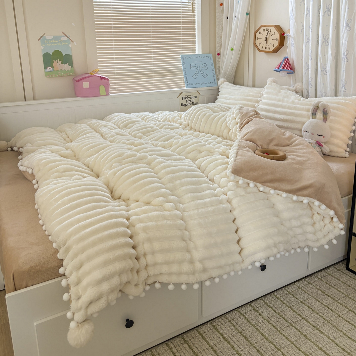 91家纺网 家纺一手货源 找家纺 潮邦创意家居 2025新款宽条小球工艺款牛奶绒四件套-绒条织梦系列 绒条织梦-米白驼