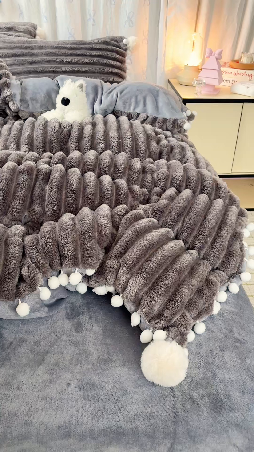 91家纺网 家纺一手货源 找家纺 潮邦创意家居 2025新款宽条小球工艺款牛奶绒四件套-绒条织梦系列 绒条织梦-浅灰