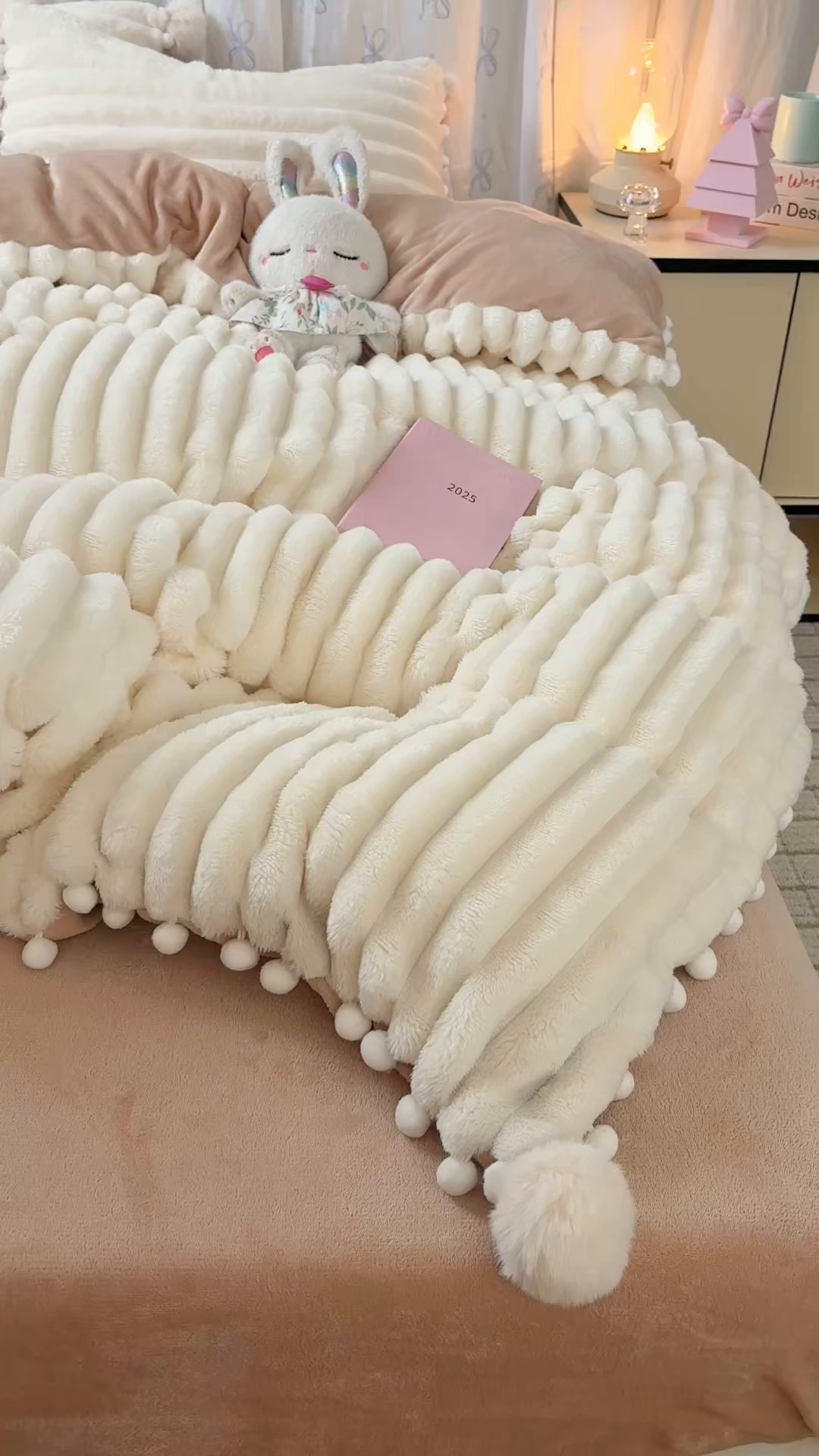 91家纺网 家纺一手货源 找家纺 （总）潮邦创意家居 2025新款宽条小球工艺款牛奶绒四件套-绒条织梦系列