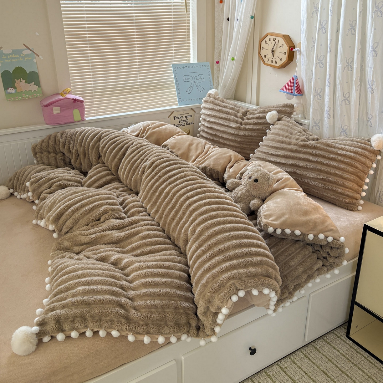 91家纺网 家纺一手货源 找家纺 潮邦创意家居 2025新款宽条小球工艺款牛奶绒四件套-绒条织梦系列 绒条织梦-浅咖