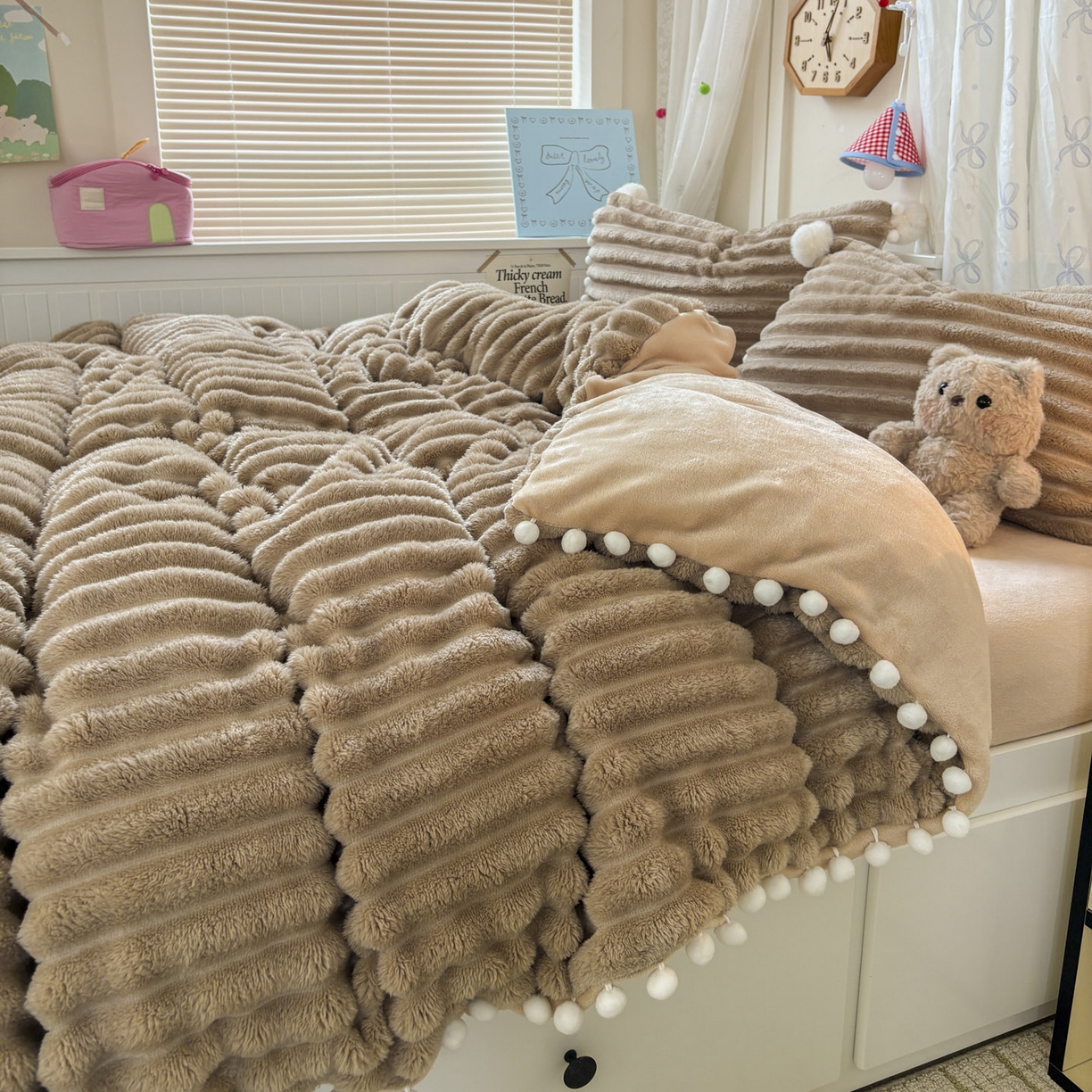 91家纺网 家纺一手货源 找家纺 潮邦创意家居 2025新款宽条小球工艺款牛奶绒四件套-绒条织梦系列 绒条织梦-浅咖