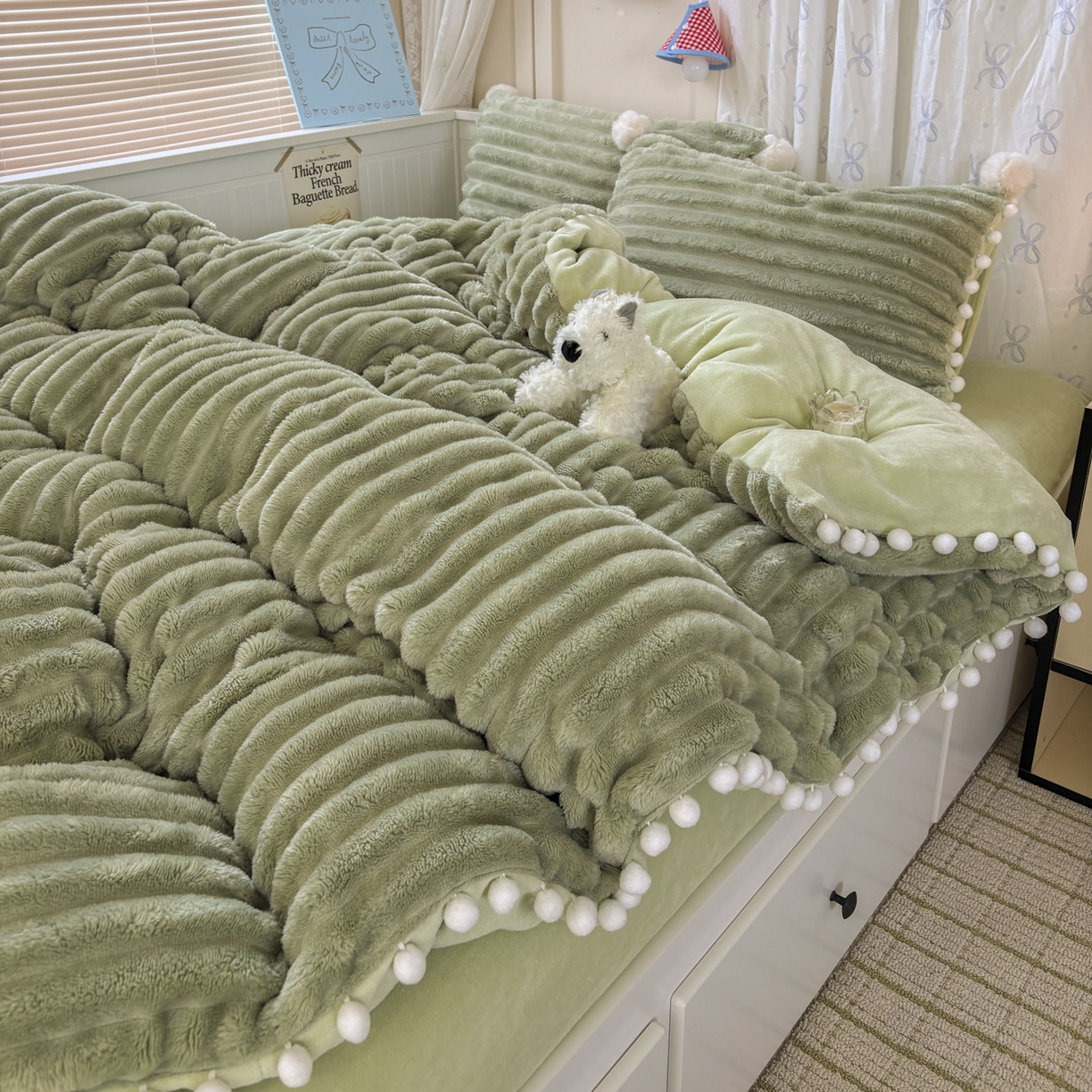 91家纺网 家纺一手货源 找家纺 潮邦创意家居 2025新款宽条小球工艺款牛奶绒四件套-绒条织梦系列 绒条织梦-抹茶绿