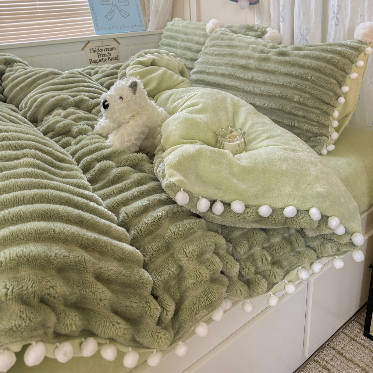 91家纺网 家纺一手货源 找家纺 潮邦创意家居 2025新款宽条小球工艺款牛奶绒四件套-绒条织梦系列 绒条织梦-抹茶绿