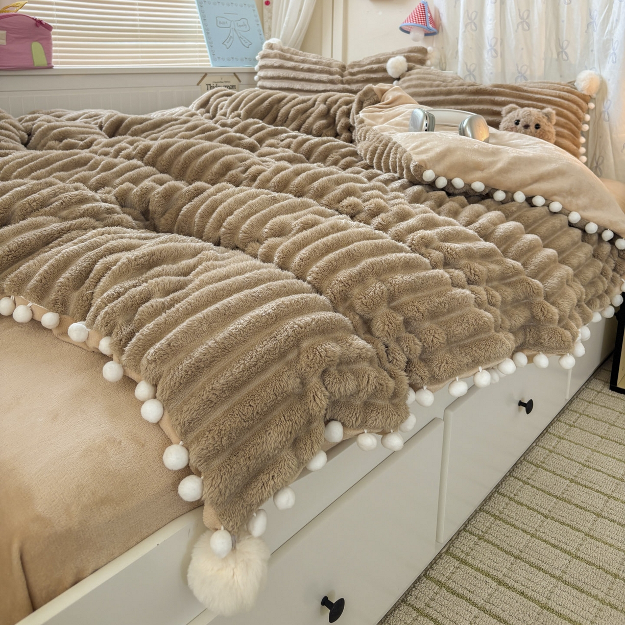 91家纺网 家纺一手货源 找家纺 潮邦创意家居 2025新款宽条小球工艺款牛奶绒四件套-绒条织梦系列 绒条织梦-浅咖