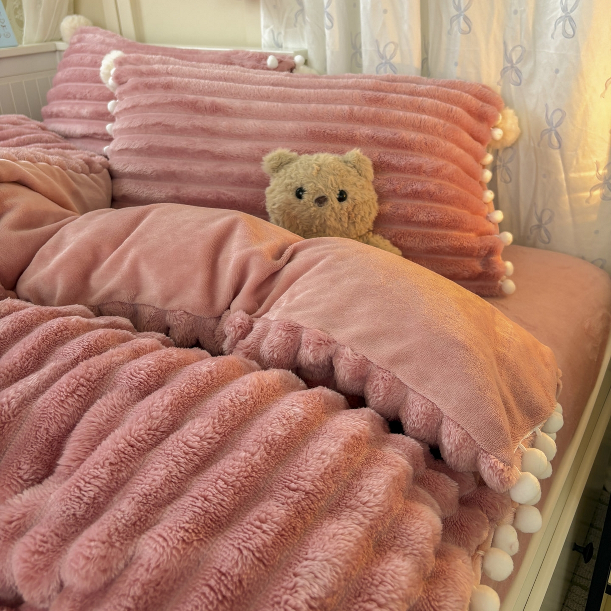 91家纺网 家纺一手货源 找家纺 潮邦创意家居 2025新款宽条小球工艺款牛奶绒四件套-绒条织梦系列 绒条织梦-粉色