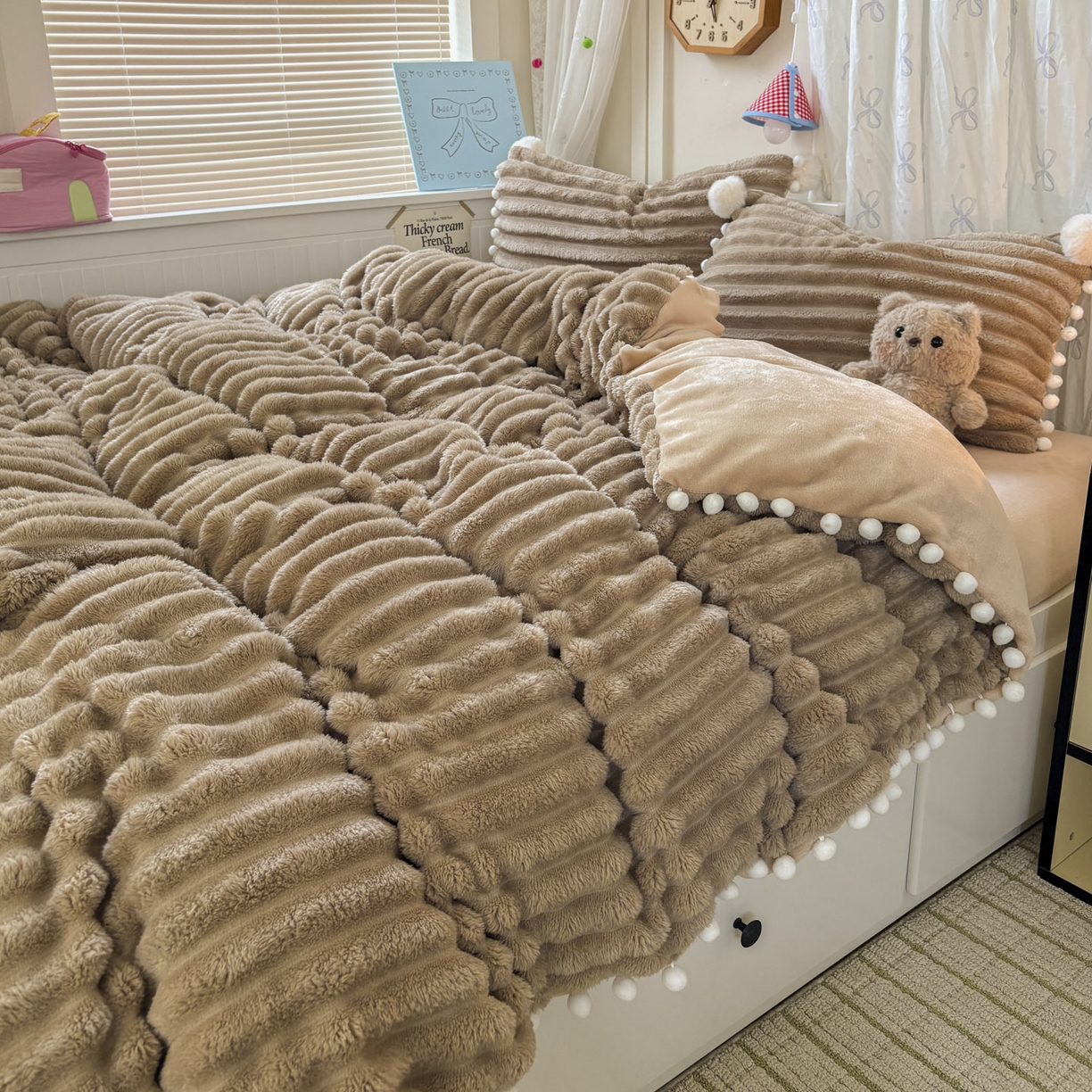 91家纺网 家纺一手货源 找家纺 潮邦创意家居 2025新款宽条小球工艺款牛奶绒四件套-绒条织梦系列 绒条织梦-浅咖