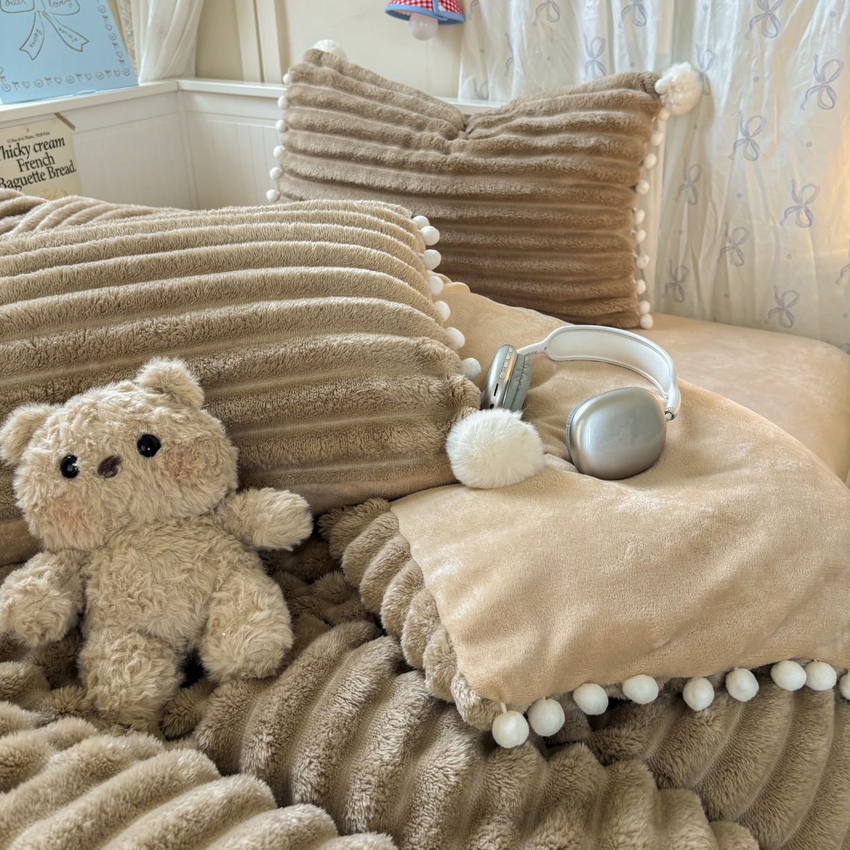 91家纺网 家纺一手货源 找家纺 潮邦创意家居 2025新款宽条小球工艺款牛奶绒四件套-绒条织梦系列 绒条织梦-浅咖