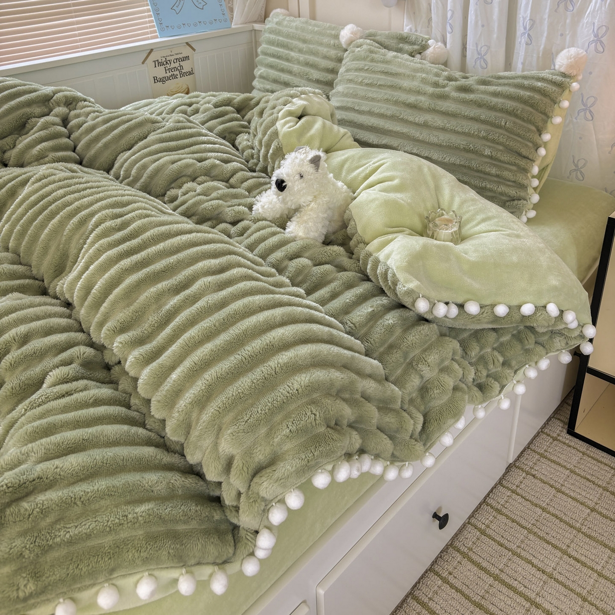 91家纺网 家纺一手货源 找家纺 潮邦创意家居 2025新款宽条小球工艺款牛奶绒四件套-绒条织梦系列 绒条织梦-抹茶绿