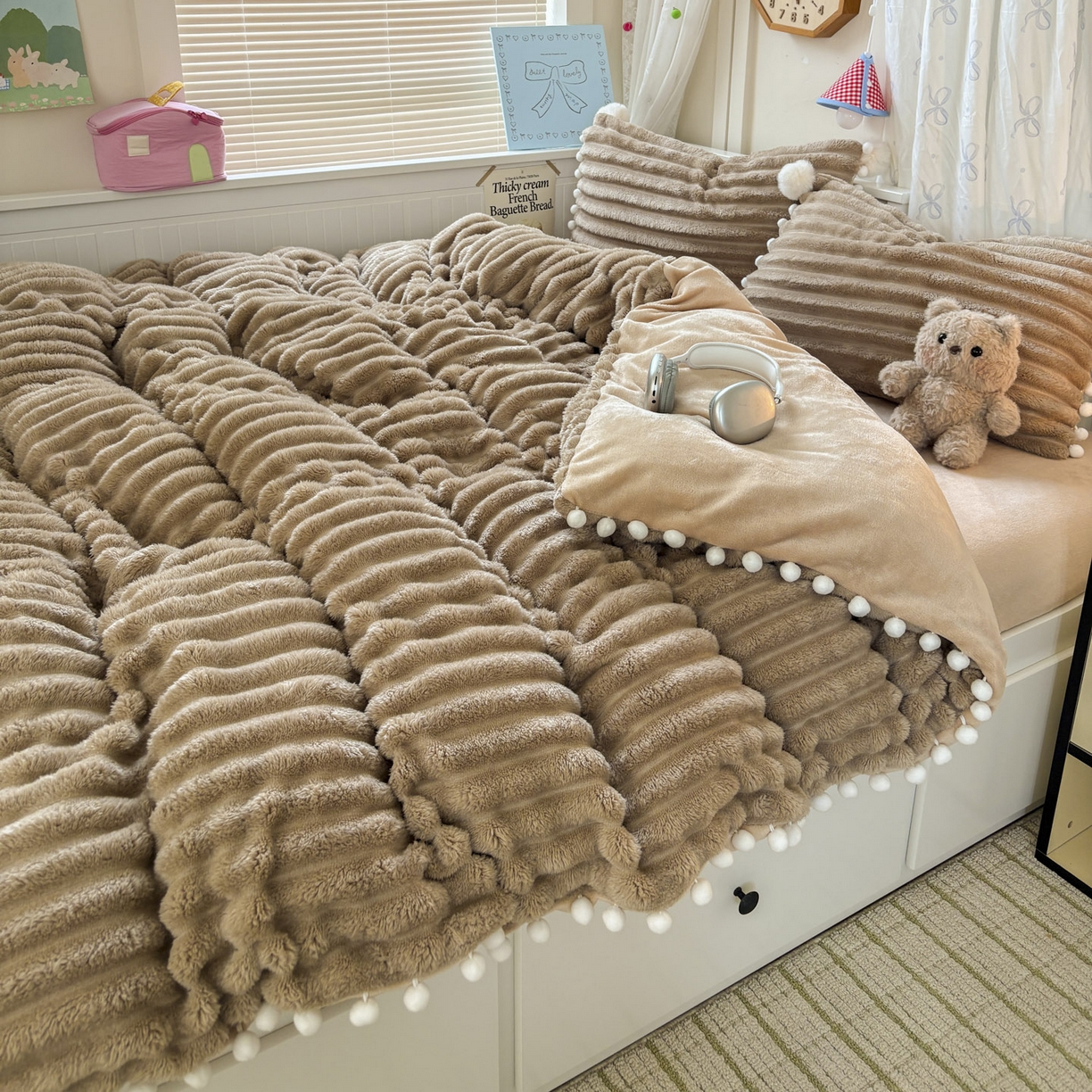 91家纺网 家纺一手货源 找家纺 潮邦创意家居 2025新款宽条小球工艺款牛奶绒四件套-绒条织梦系列 绒条织梦-浅咖