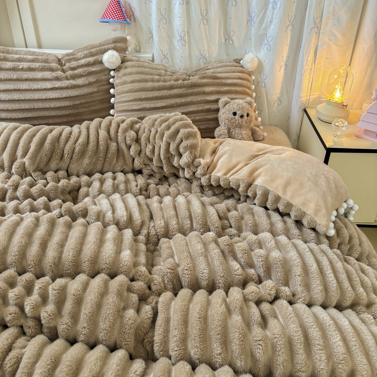 91家纺网 家纺一手货源 找家纺 潮邦创意家居 2025新款宽条小球工艺款牛奶绒四件套-绒条织梦系列 绒条织梦-浅咖