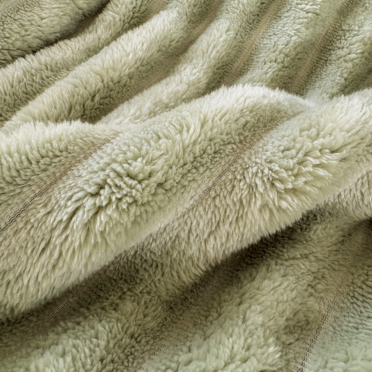 91家纺网 家纺一手货源 找家纺 潮邦创意家居 2025新款宽条小球工艺款牛奶绒四件套-绒条织梦系列 绒条织梦-抹茶绿