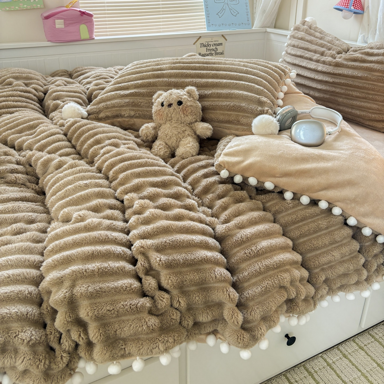 91家纺网 家纺一手货源 找家纺 潮邦创意家居 2025新款宽条小球工艺款牛奶绒四件套-绒条织梦系列 绒条织梦-浅咖