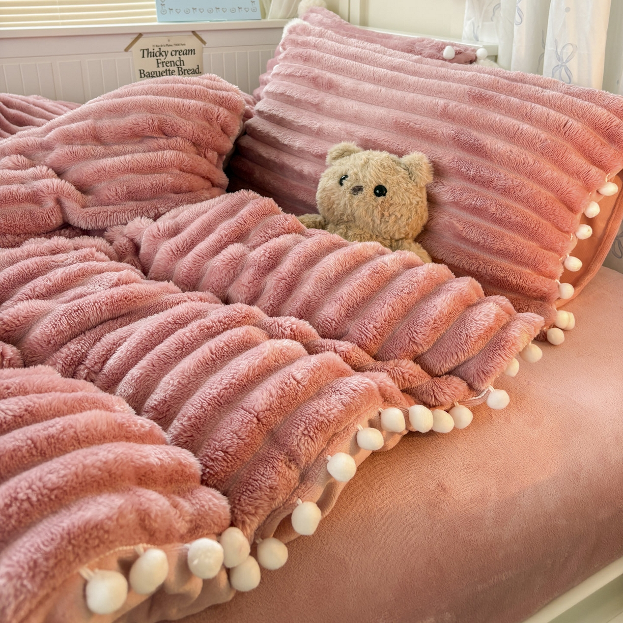 91家纺网 家纺一手货源 找家纺 潮邦创意家居 2025新款宽条小球工艺款牛奶绒四件套-绒条织梦系列 绒条织梦-粉色